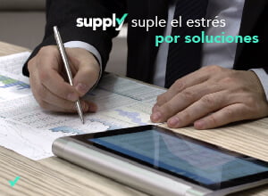 contador haciendo la declaración de impuestos