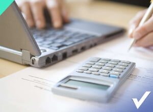 emprendedor haciendo el calculo de impuestos